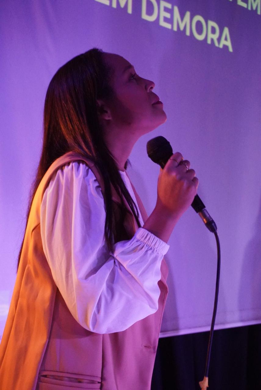 Pessoas em oração durante uma vigília