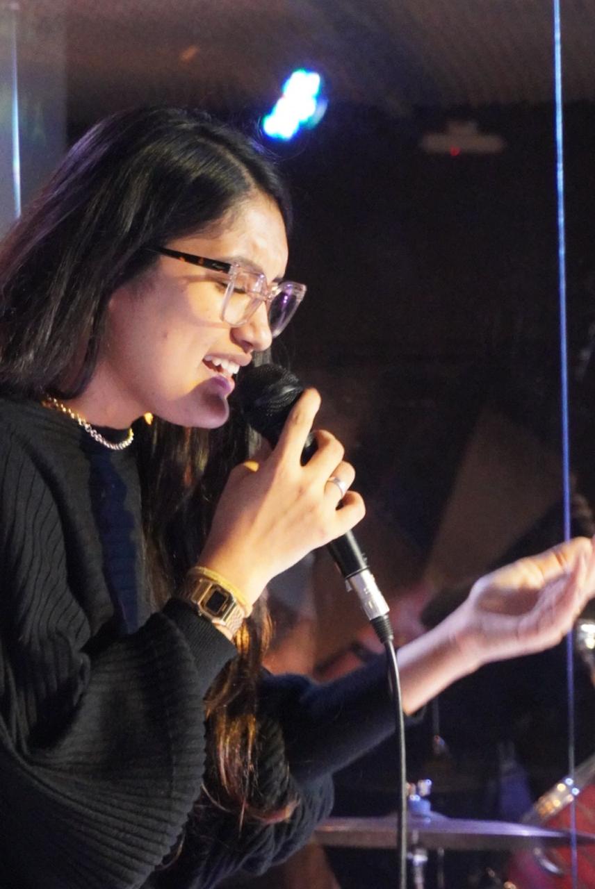 Momento de louvor e adoração na vigília