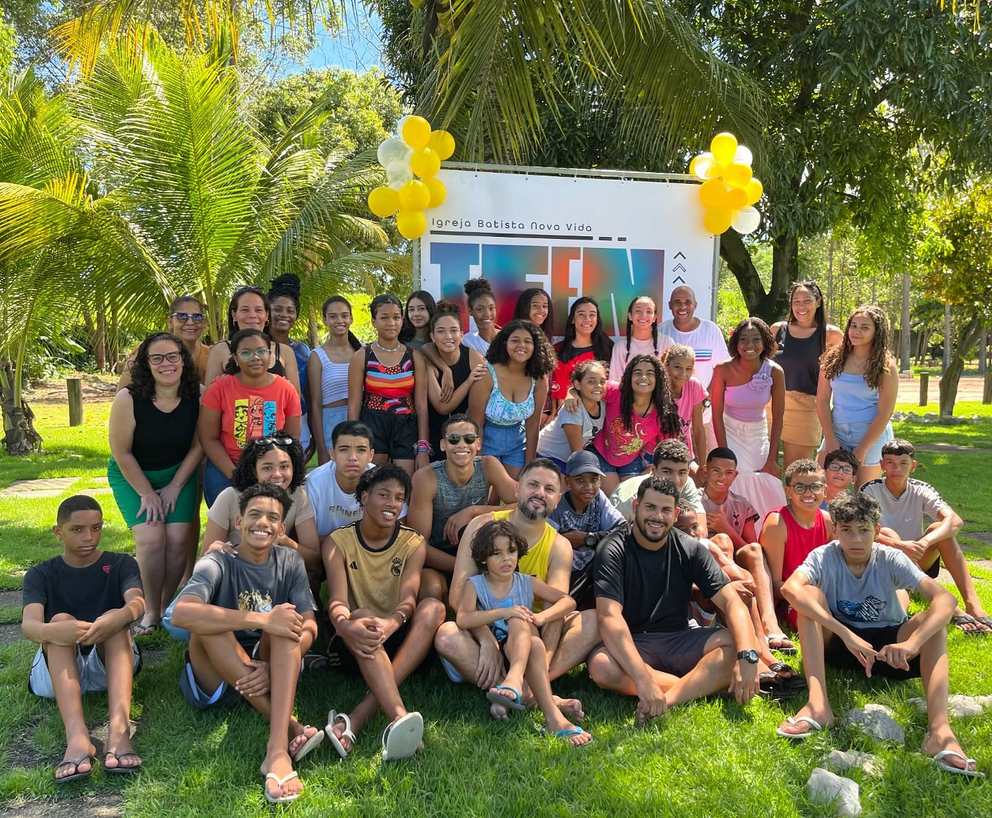 Grupo de adolescentes em um encontro do ministério