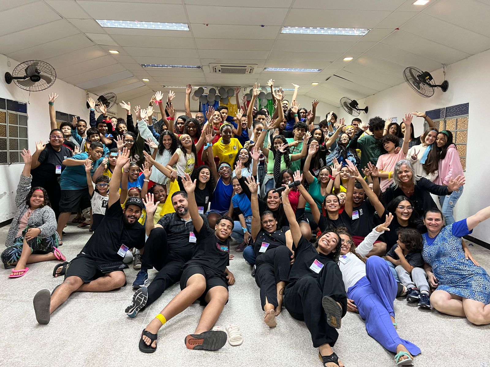 Adolescentes participando de uma gincana