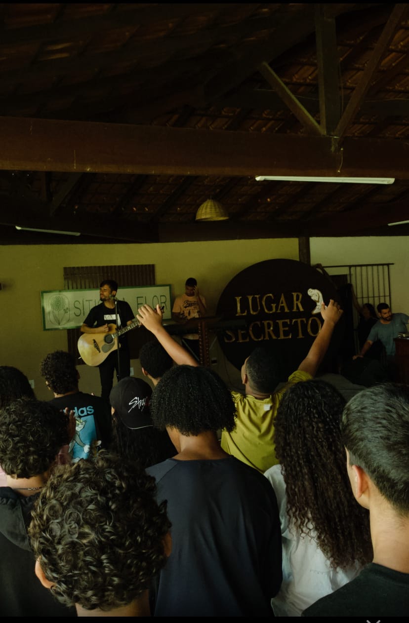Grupo de adolescentes em momento de louvor