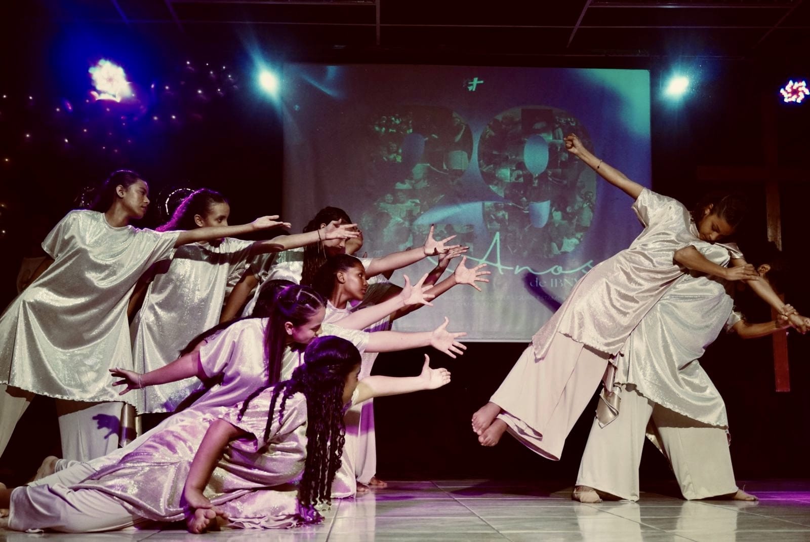 Grupo de crianças em celebração de data comemorativa