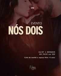 Casais participando de uma atividade social