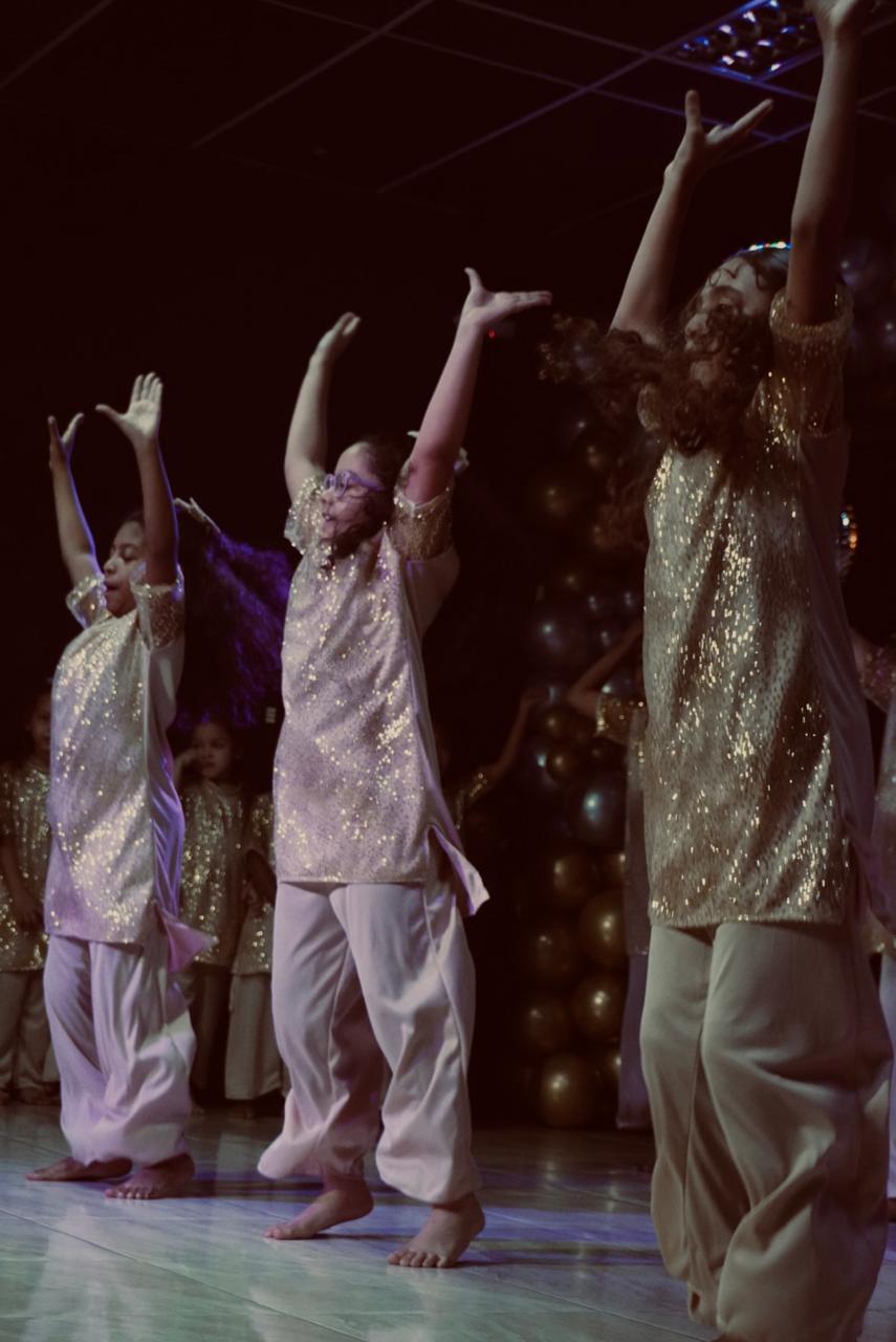 Crianças em caça aos ovos de Páscoa