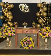 Decoração de Páscoa com lírios e elementos temáticos