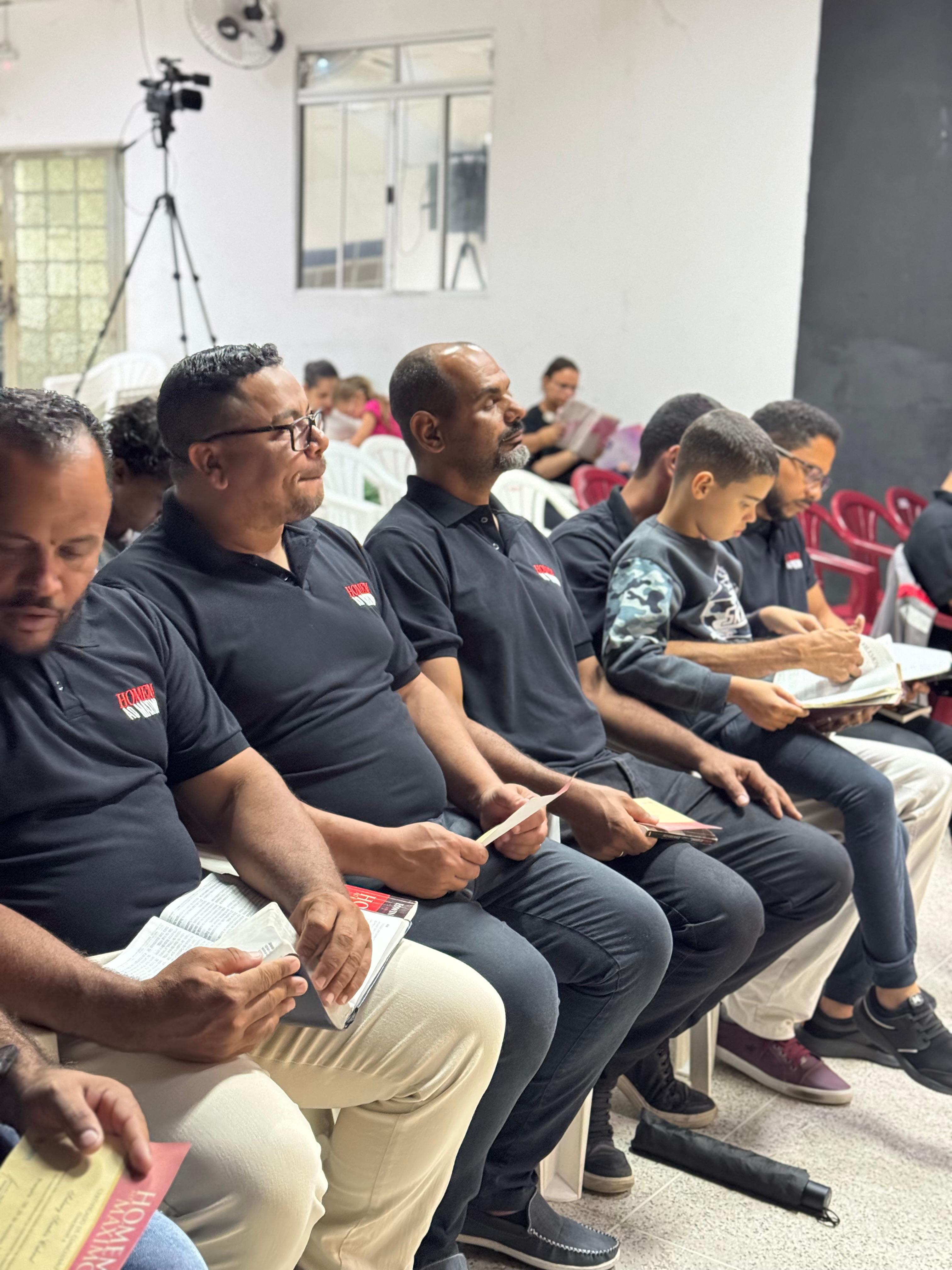 Homens participando de um retiro espiritual