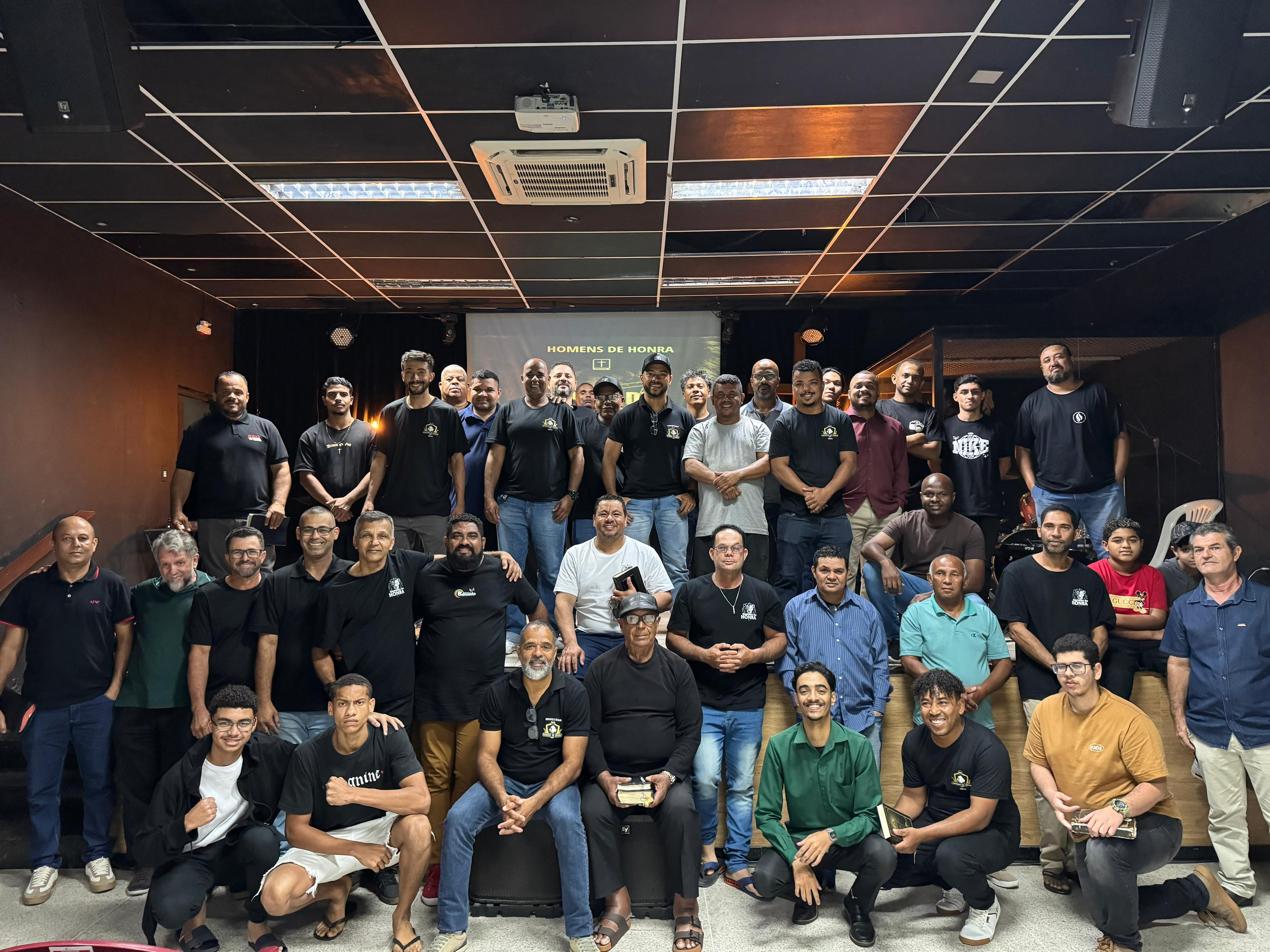 Grupo de homens em reunião de oração