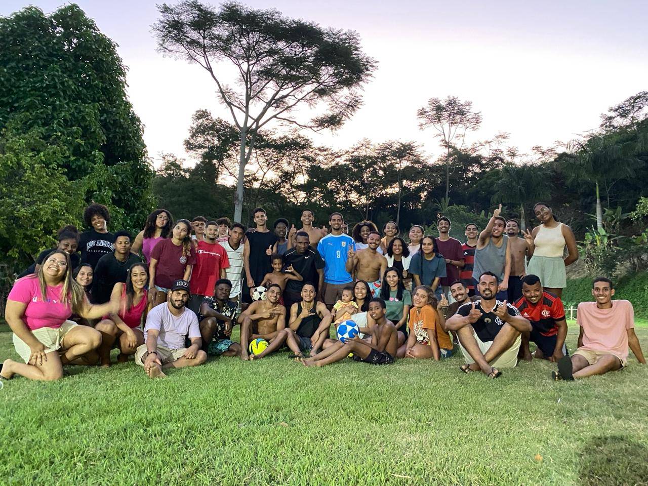 Grupo de jovens em reunião de louvor