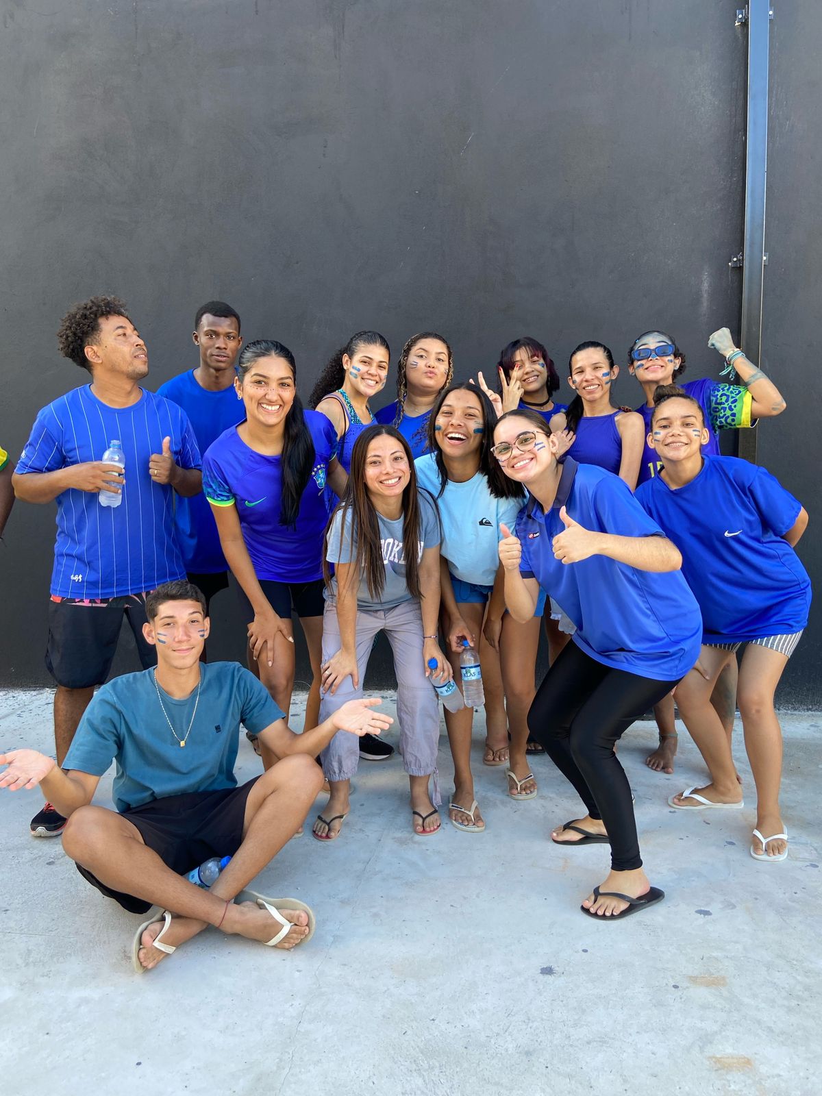 Jovens em uma ação social de serviço