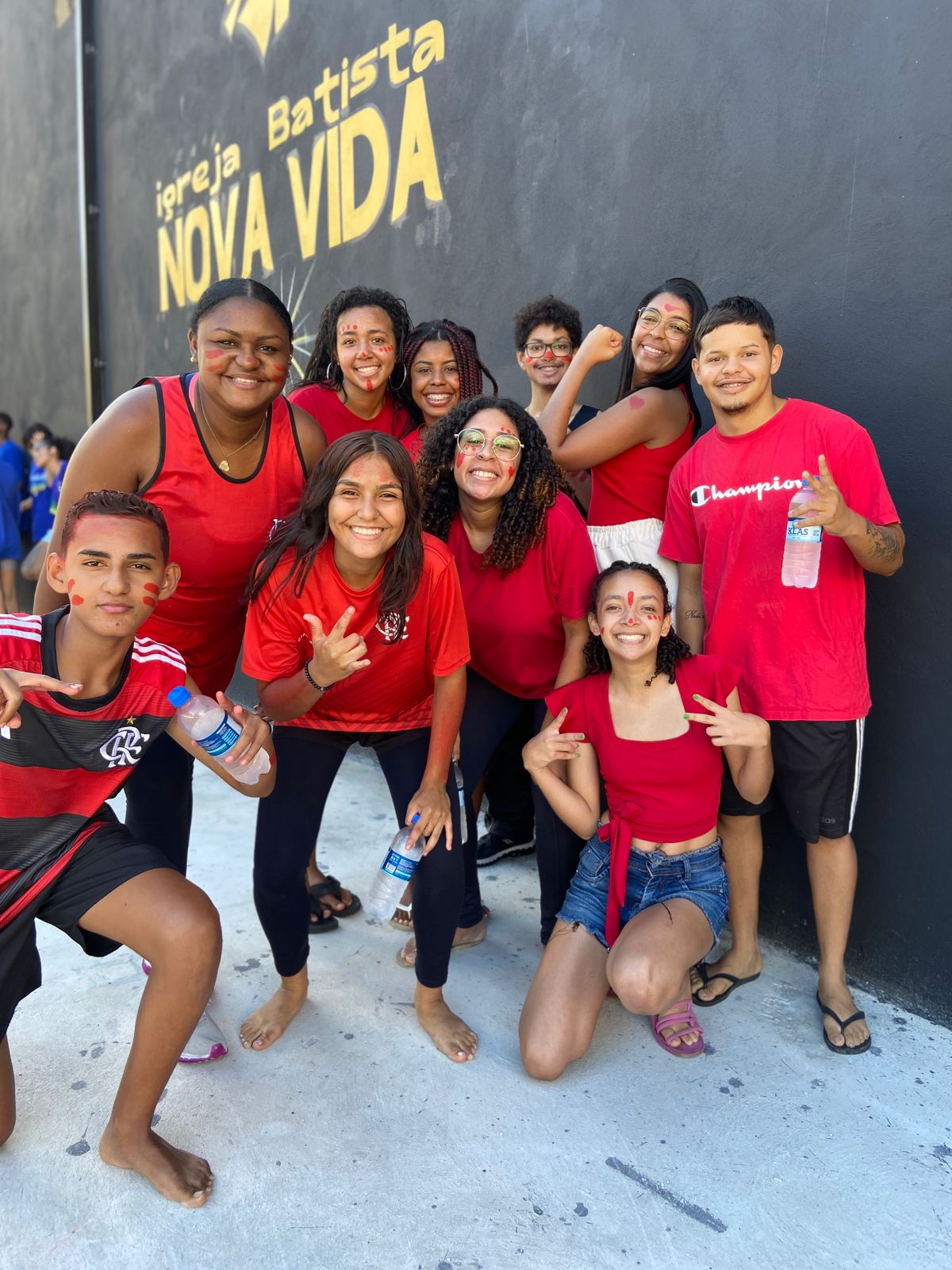 Jovens em uma ação social de serviço