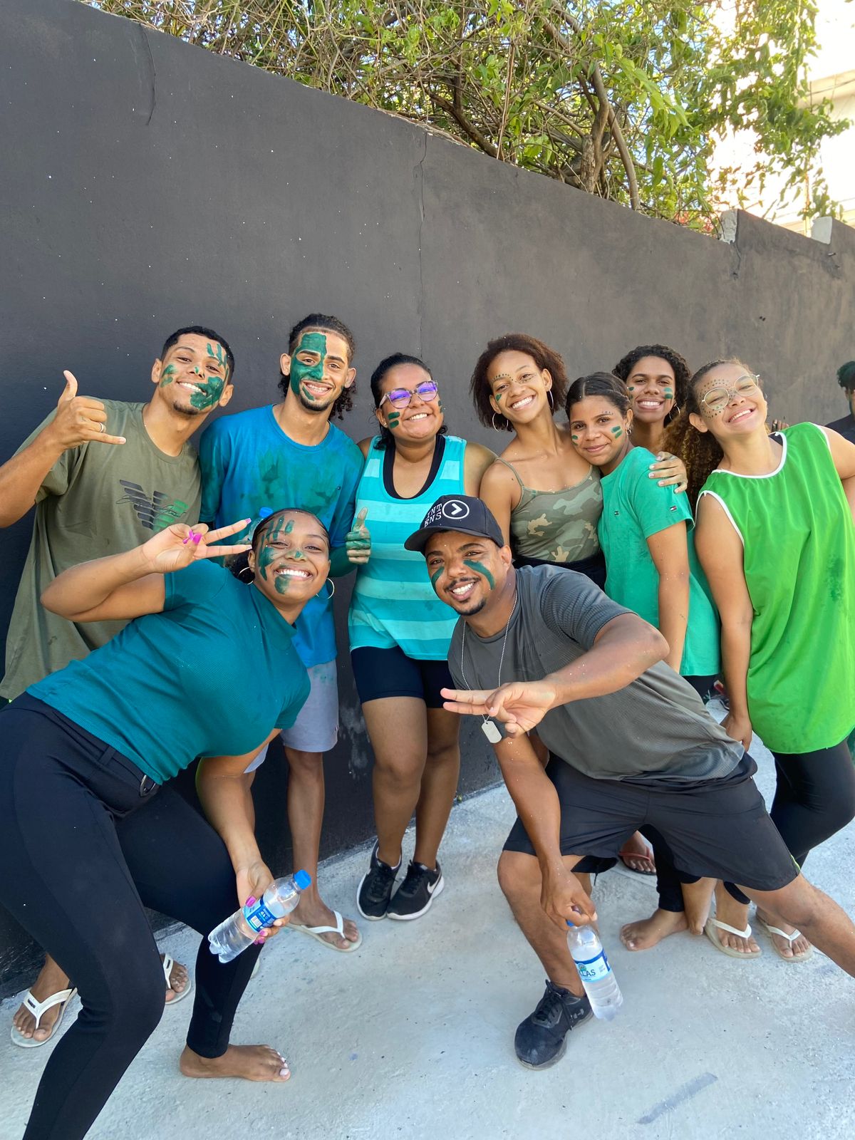 Jovens em uma ação social de serviço