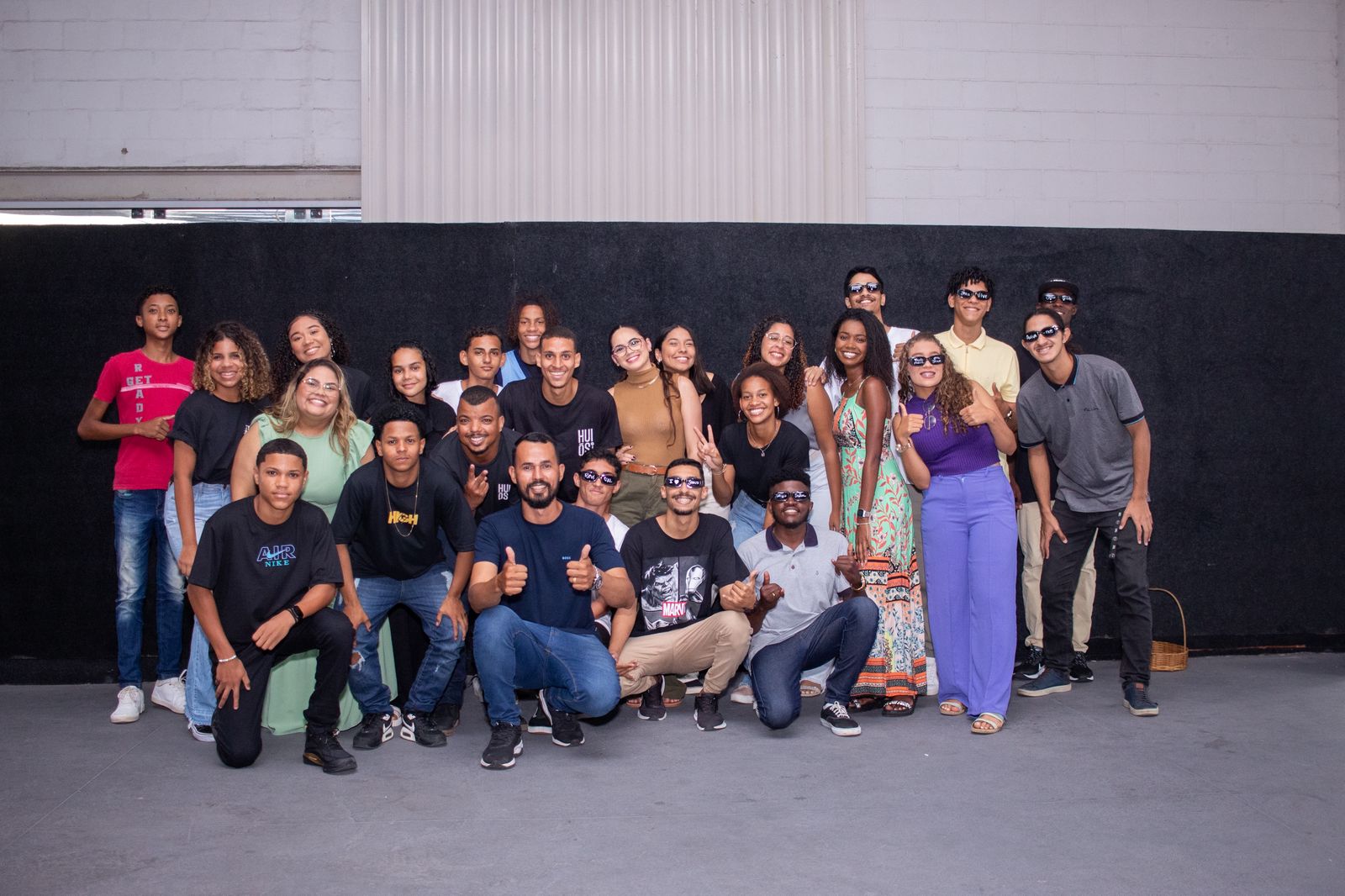 Jovens em uma ação social de serviço