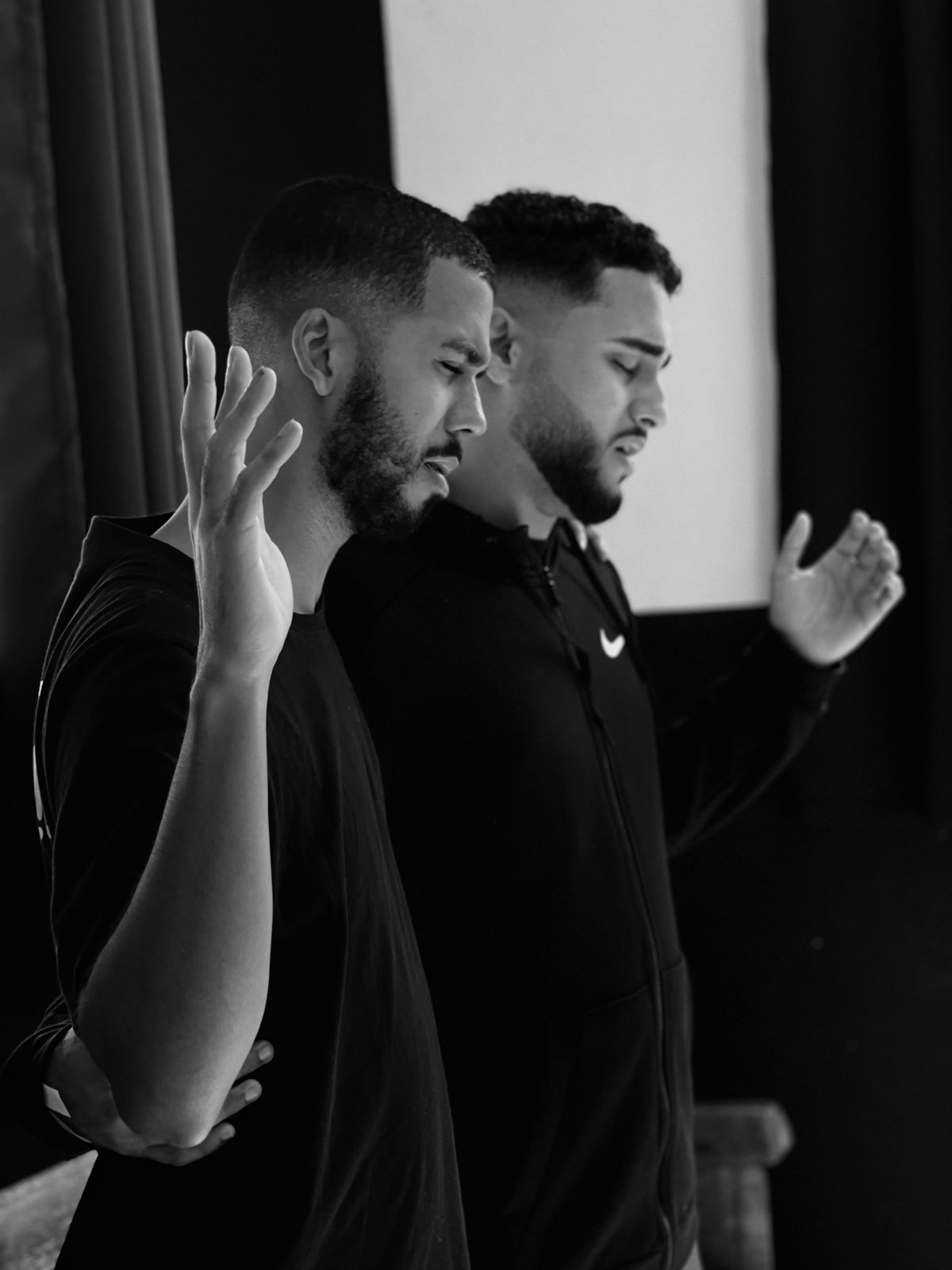 Jovens em uma ação social de serviço