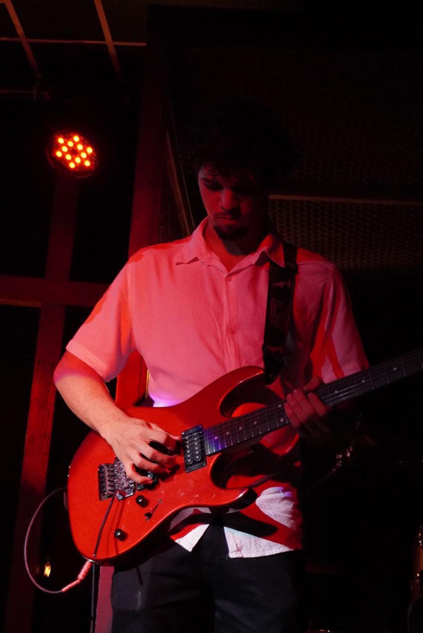 Grupo de jovens reunidos em círculo de estudo bíblico