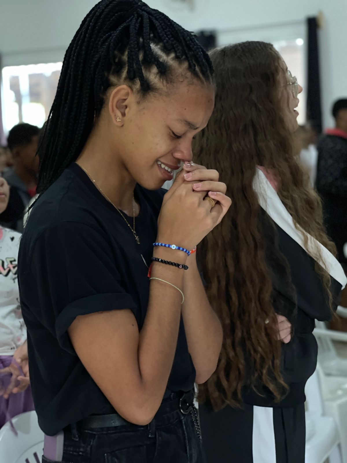 Jovens em um momento de louvor e oração