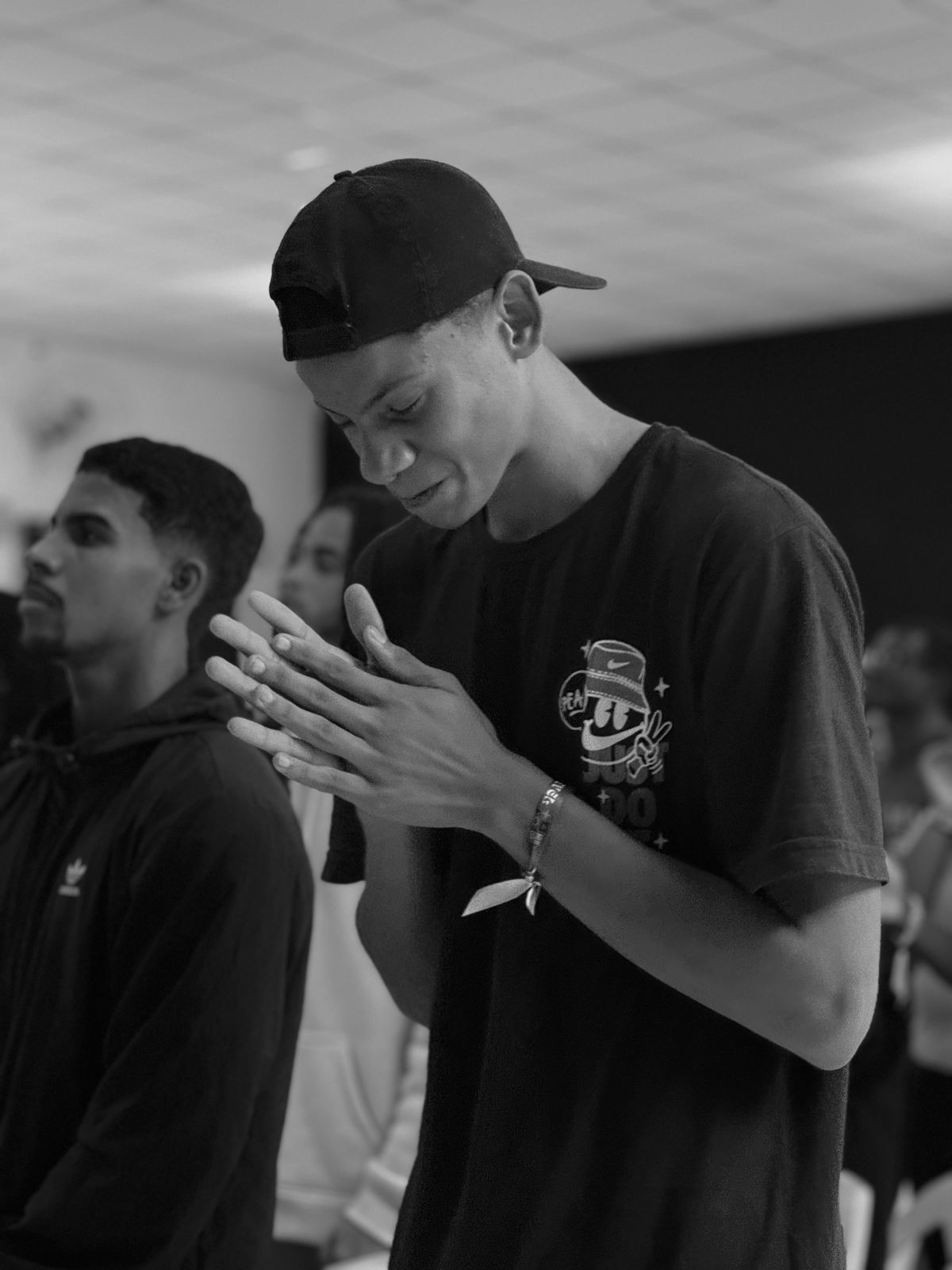 Jovens em uma ação social de serviço