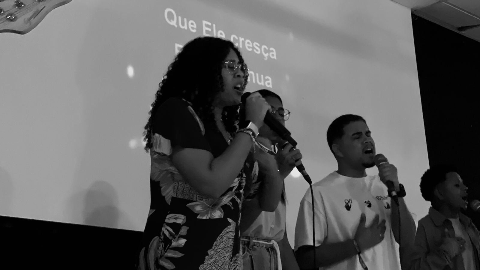 Jovens em uma ação social de serviço