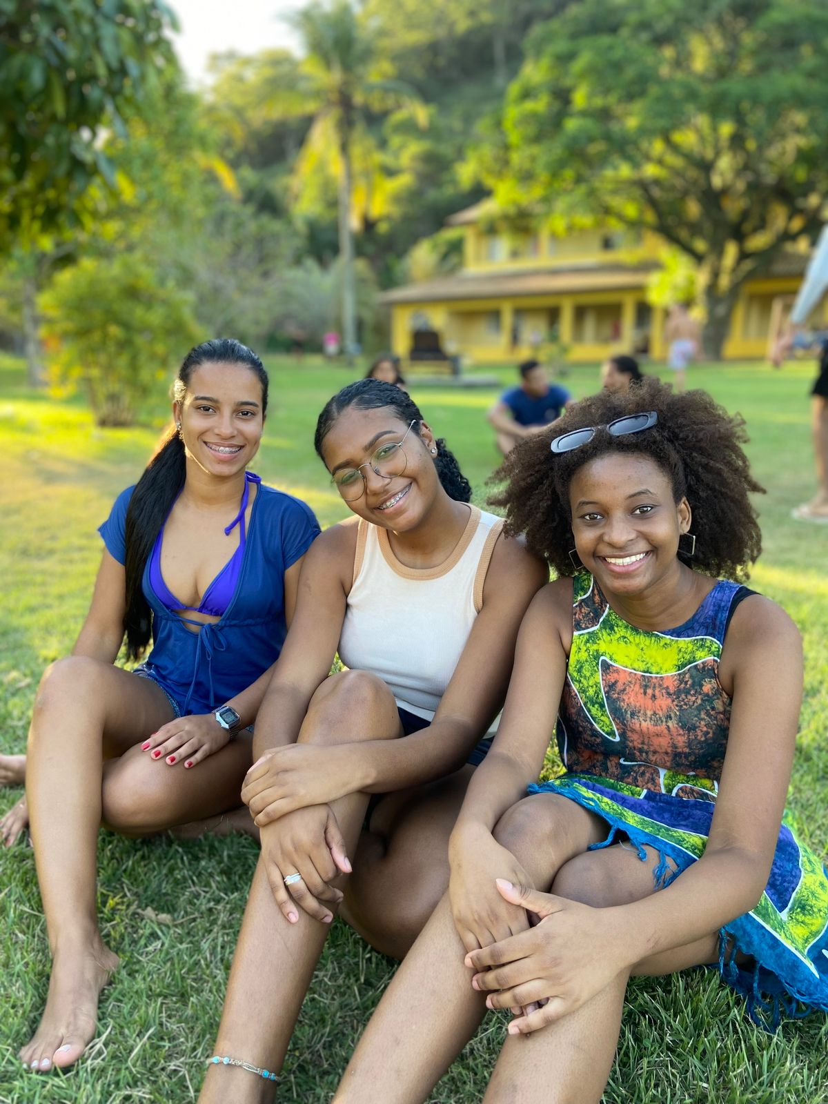 Jovens em uma ação social de serviço