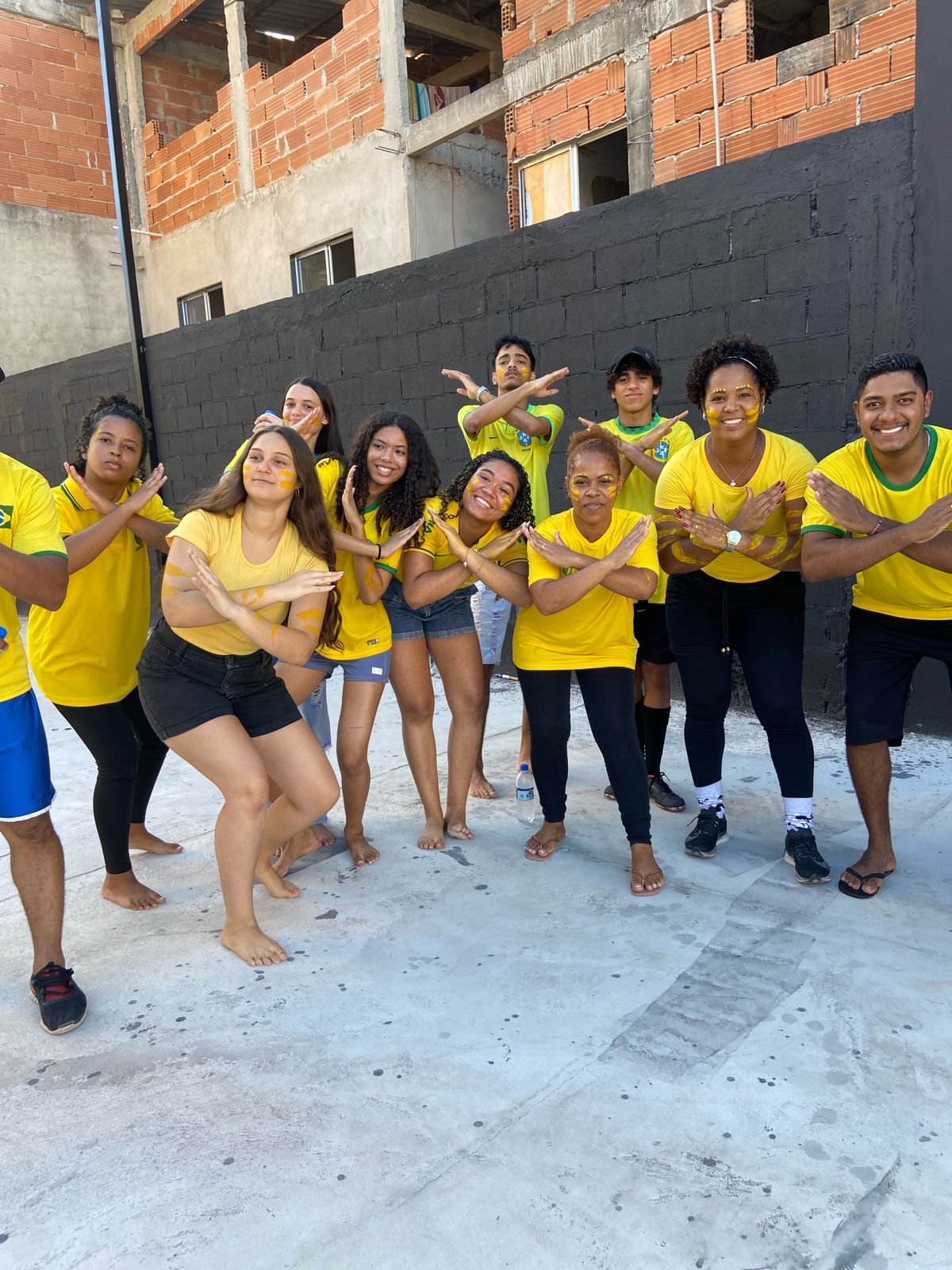 Jovens em uma ação social de serviço