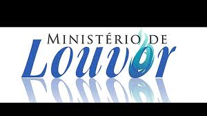 Membros da equipe de louvor em oração