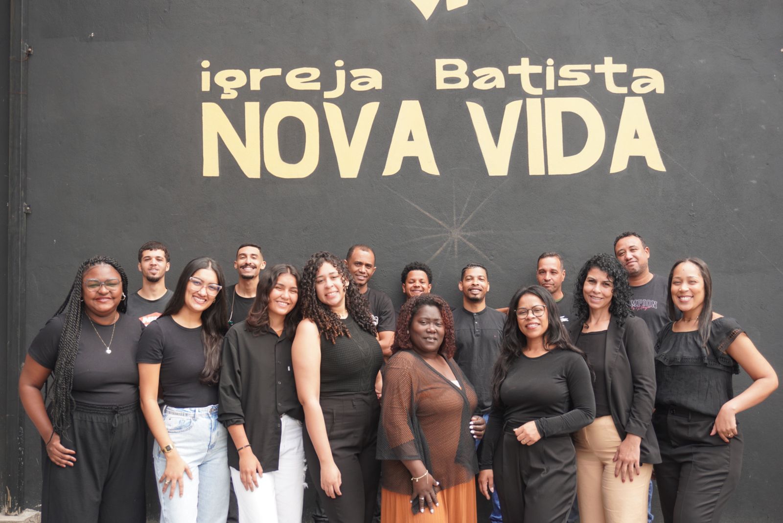 Equipe de louvor tocando e cantando no palco