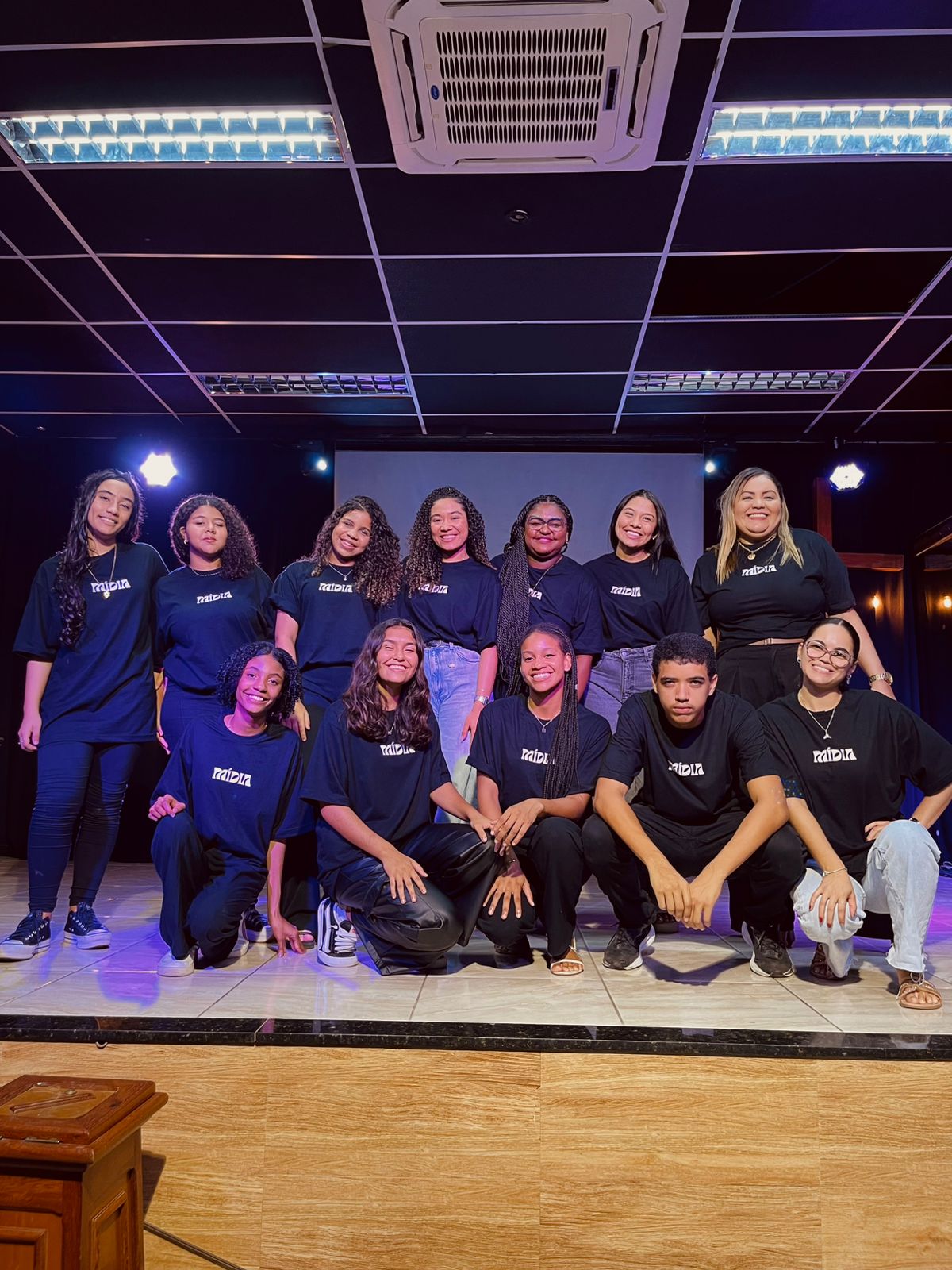 Equipe de mídia operando equipamentos de transmissão