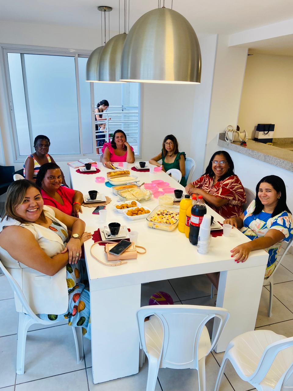 Mulheres em um círculo de oração