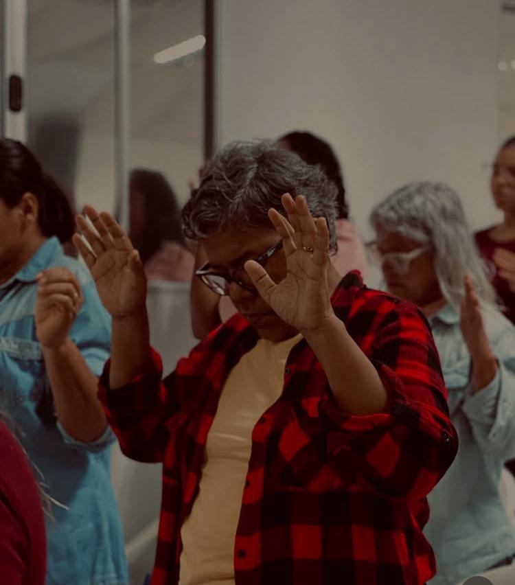 Mulheres sorrindo e conversando durante um evento