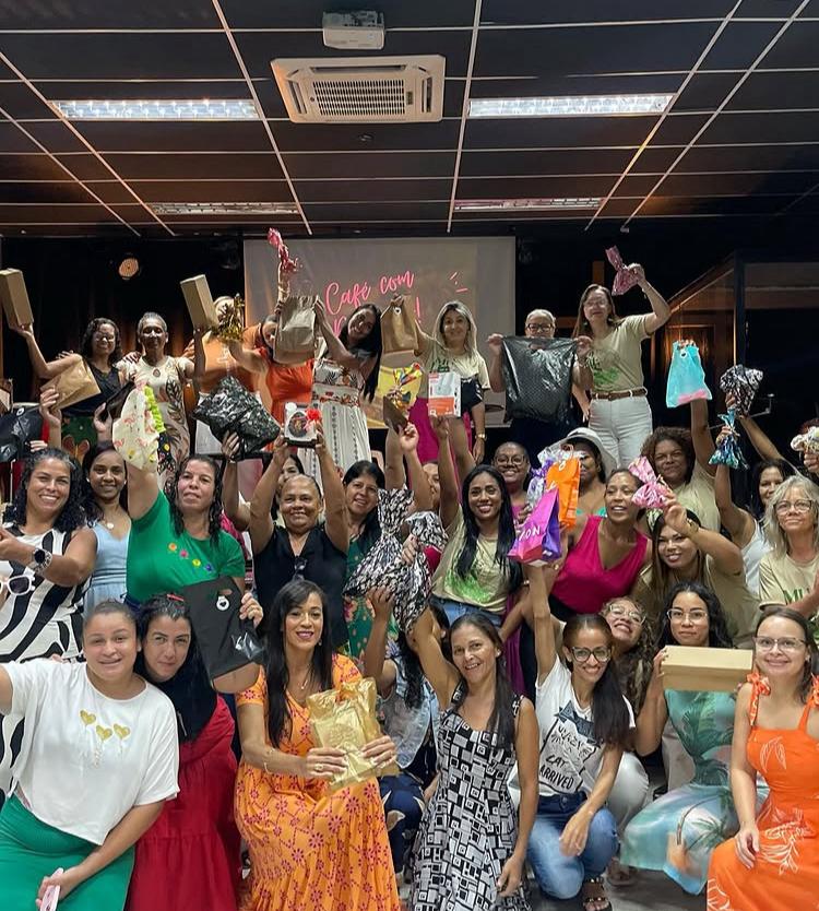 Mulheres adorando durante o culto