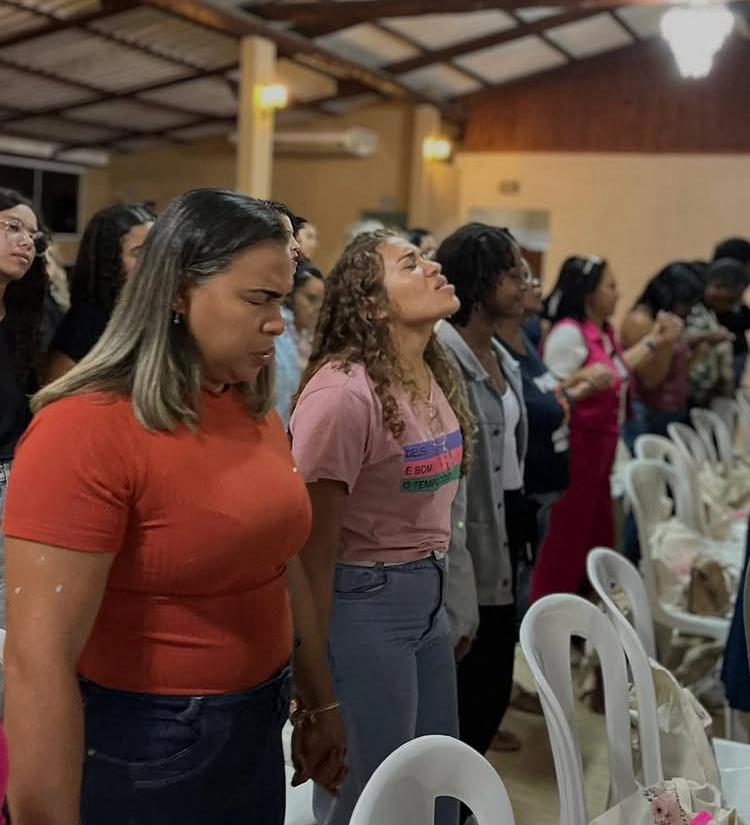 Grupo de mulheres em um retiro espiritual