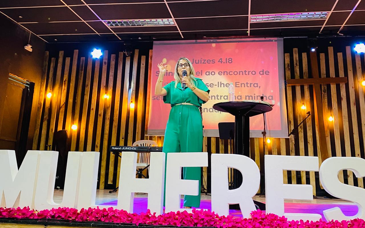 Mulheres em ação social ajudando a comunidade