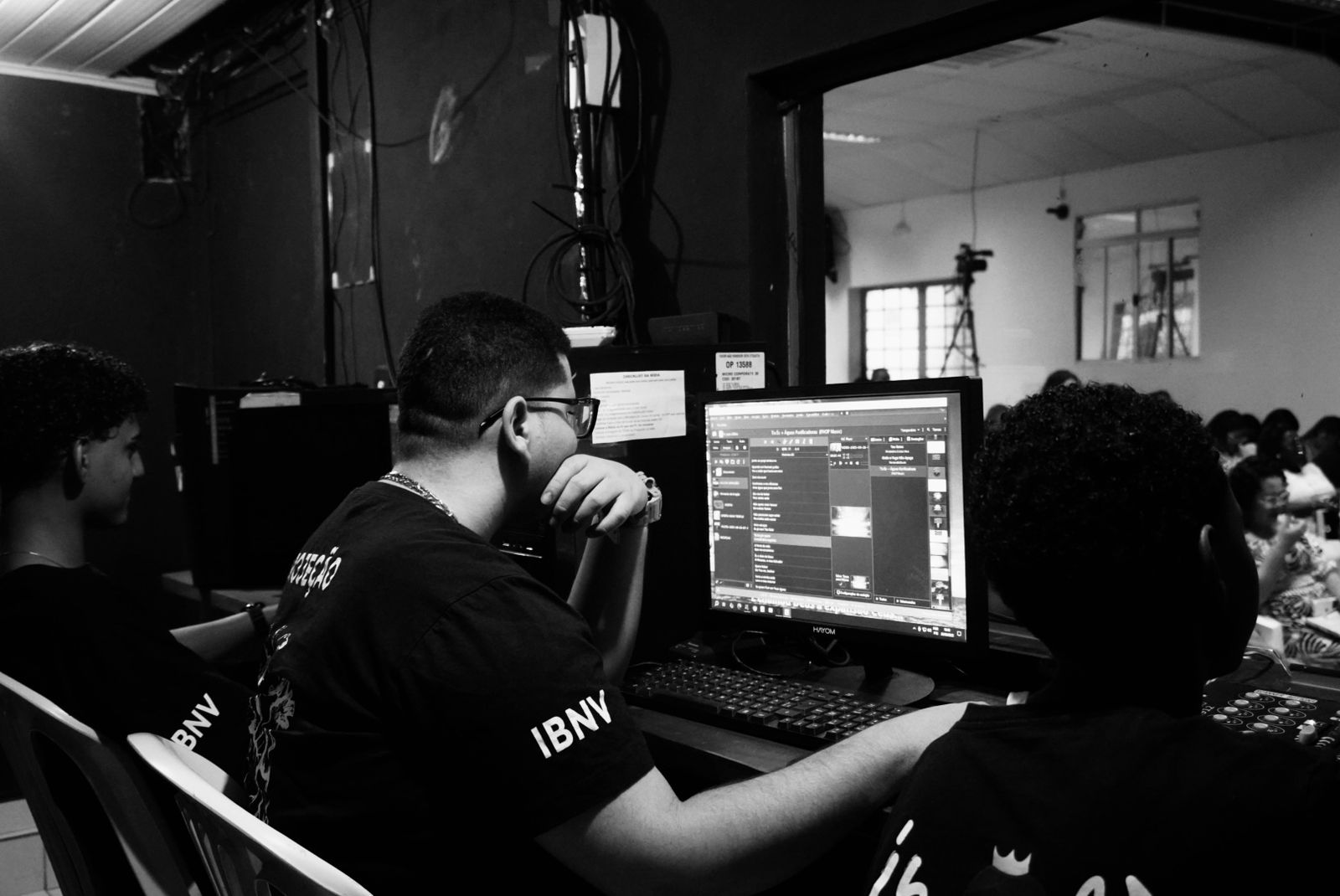 Membros da equipe de mídia trabalhando durante o culto