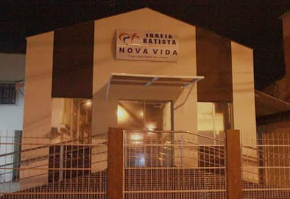 Pessoas reunidas em uma comunidade de igreja.